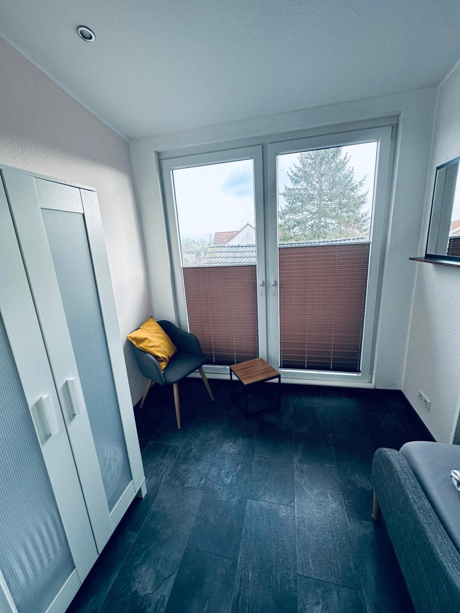 Mit Balkon In Apartment *